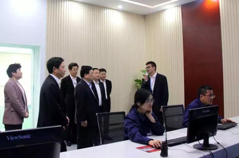 区委书记沈国芳为龙腾智能制造点“赞” 区委书记沈国芳为龙腾智能制造点“赞”