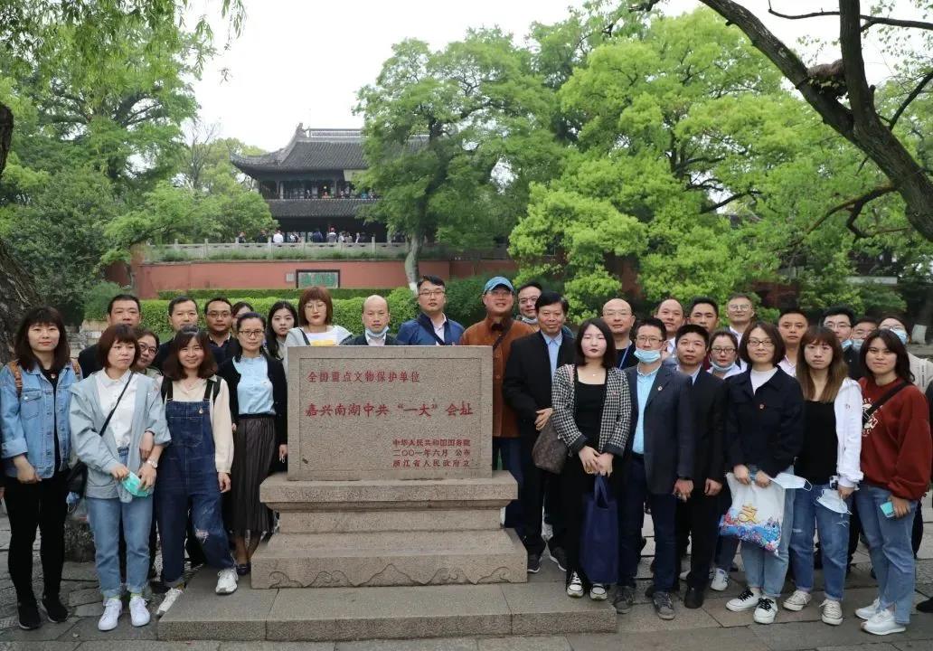 “联心”党建助燃高质量发展 ——龙腾国际将党的建设嵌入公司治理推进改革发展纪实