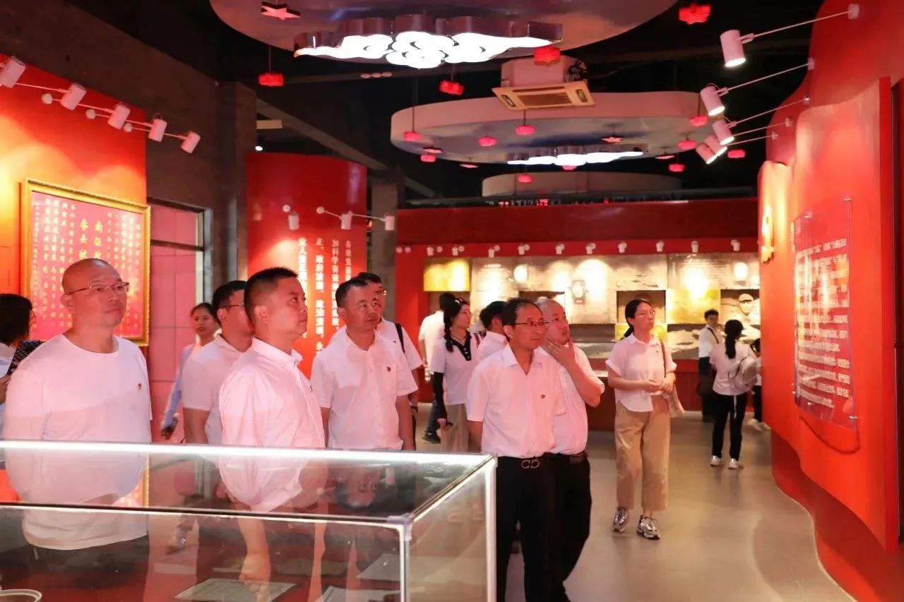 凝心聚力,砥砺前行龙腾国际召开“庆七一”党员大会 凝心聚力,砥砺前行龙腾国际召开“庆七一”党员大会
