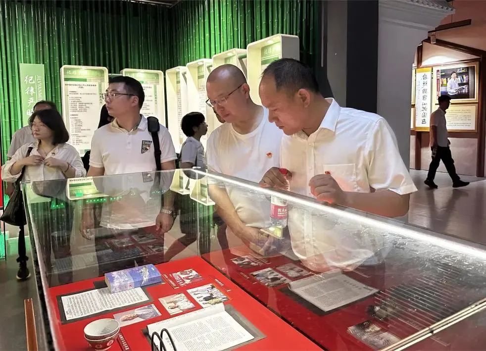 凝心聚力,砥砺前行龙腾国际召开“庆七一”党员大会 凝心聚力,砥砺前行龙腾国际召开“庆七一”党员大会