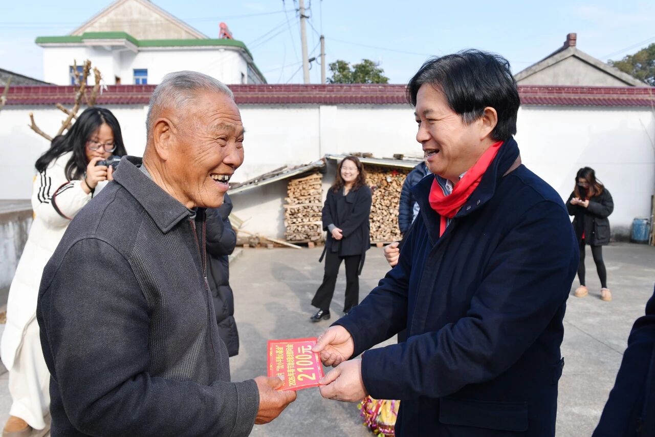 从1000元“涨到”2100元！龙腾国际连续11年为家乡老人发放新春助老善款