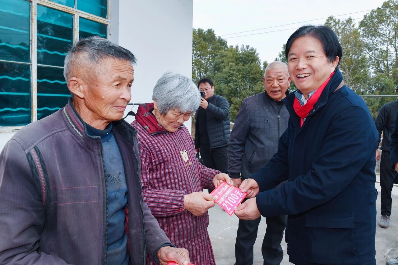 从1000元“涨到”2100元！龙腾国际连续11年为家乡老人发放新春助老善款